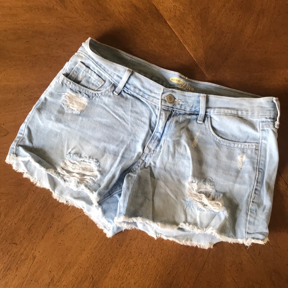 Size 6 light wash frayed shorts